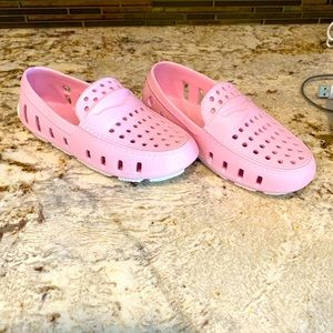 Adorable girls summer shoe.  Only worn once !!